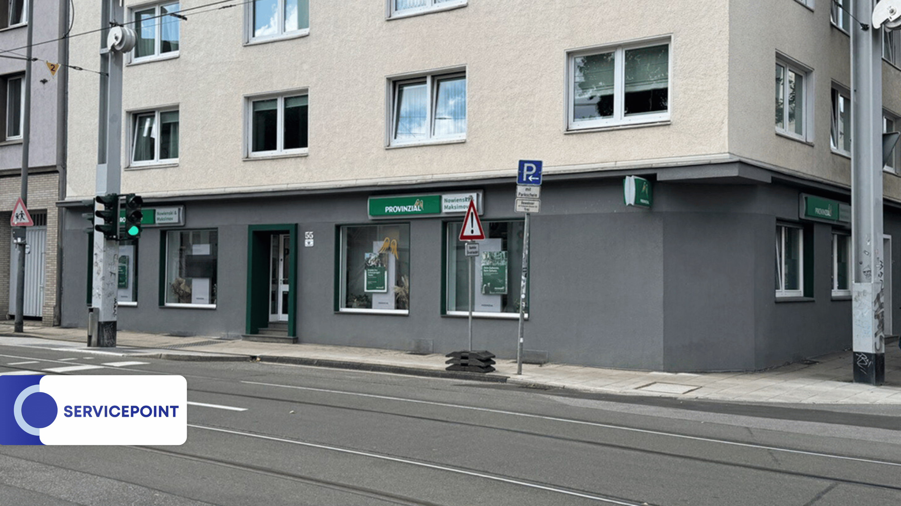 Das Bild zeigt eine helle Straßenecke mit einem Provinzial Versicherungsbüro und Straßenbahnschienen