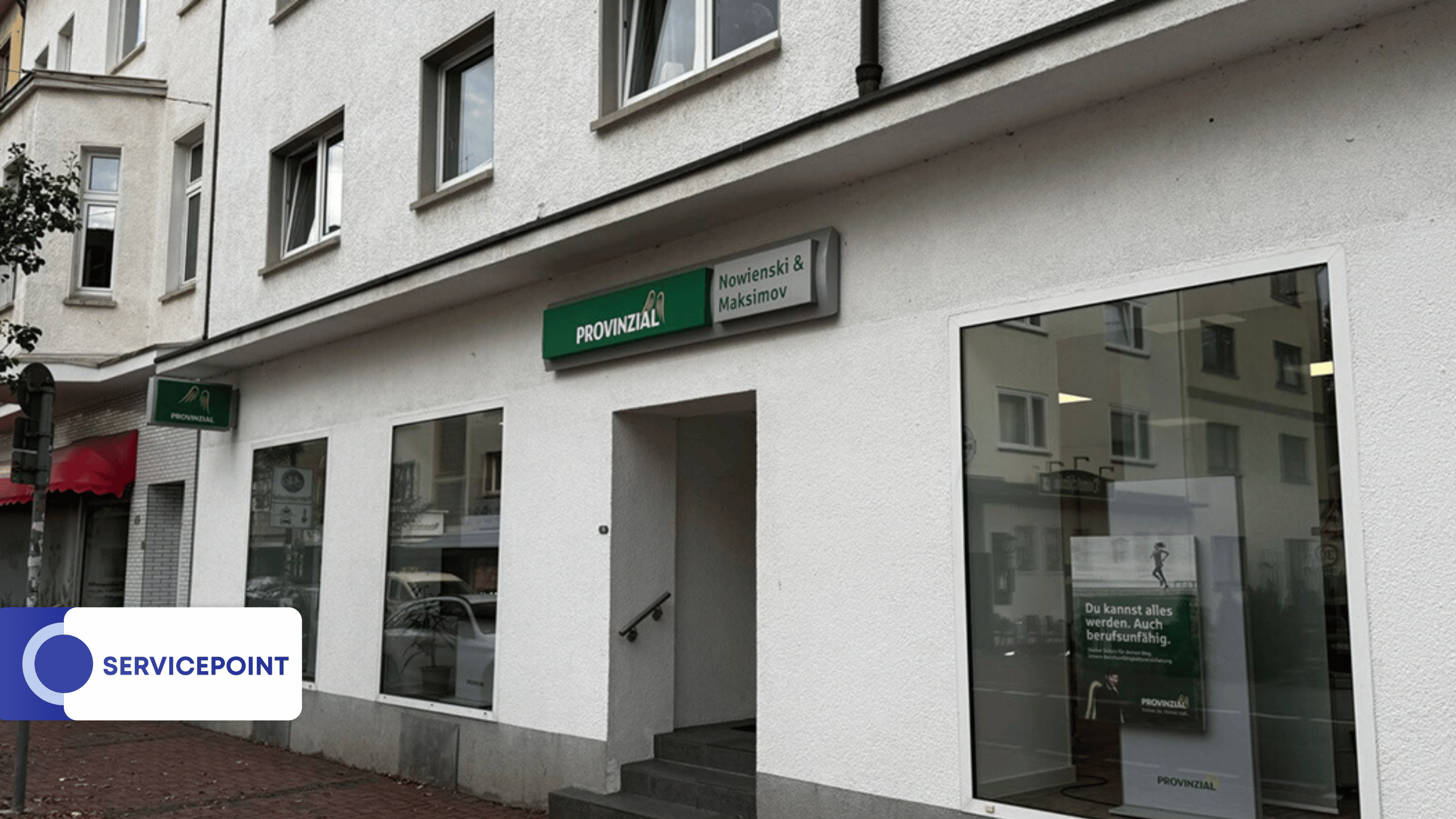 Ein weißes Gebäude mit großen Fenstern und dem grünen Provinzial Schriftzug