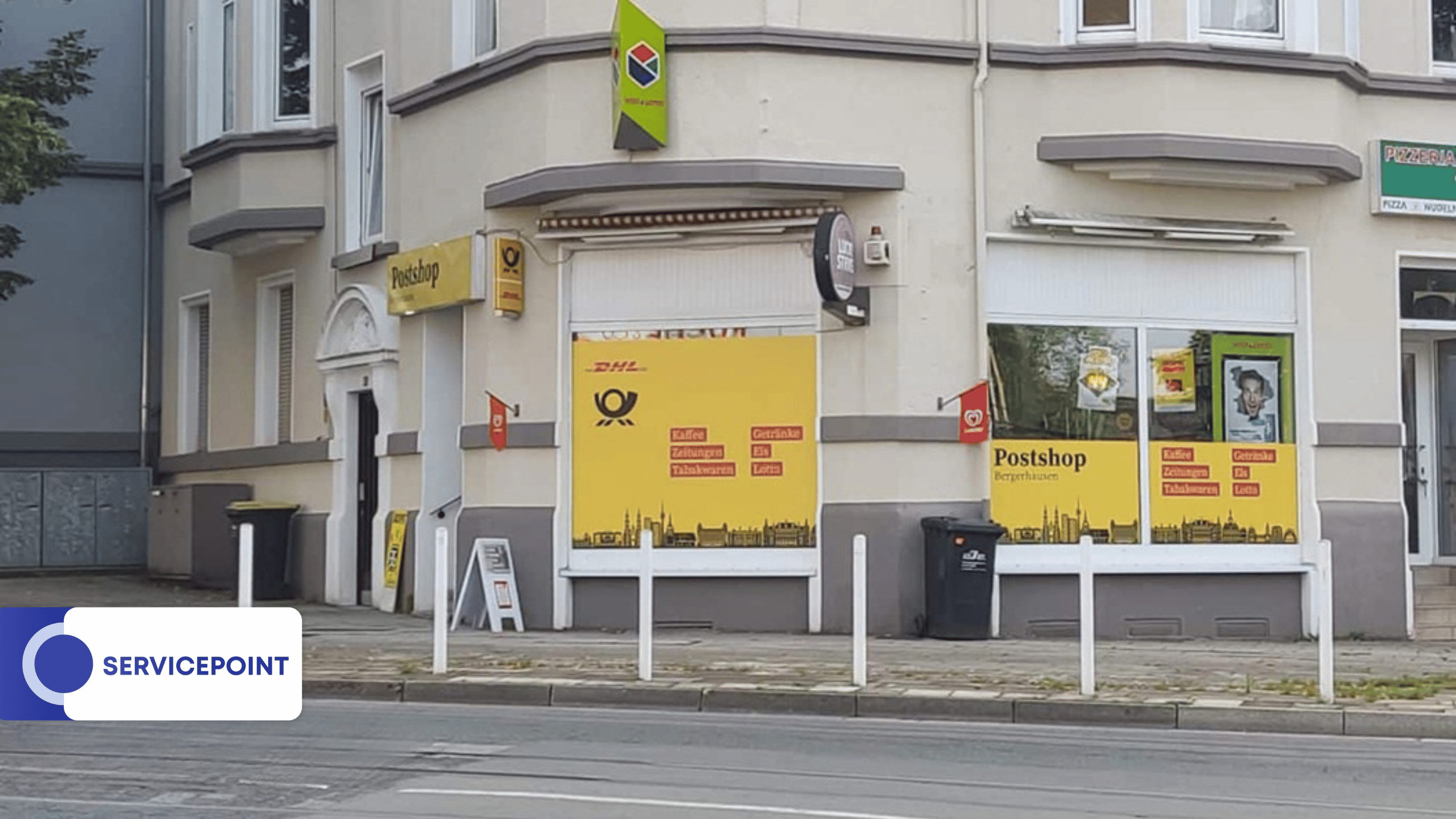 Eine Postfiliale an einer Straßenecke mit auffälligen gelben Schildern und Fensterläden
