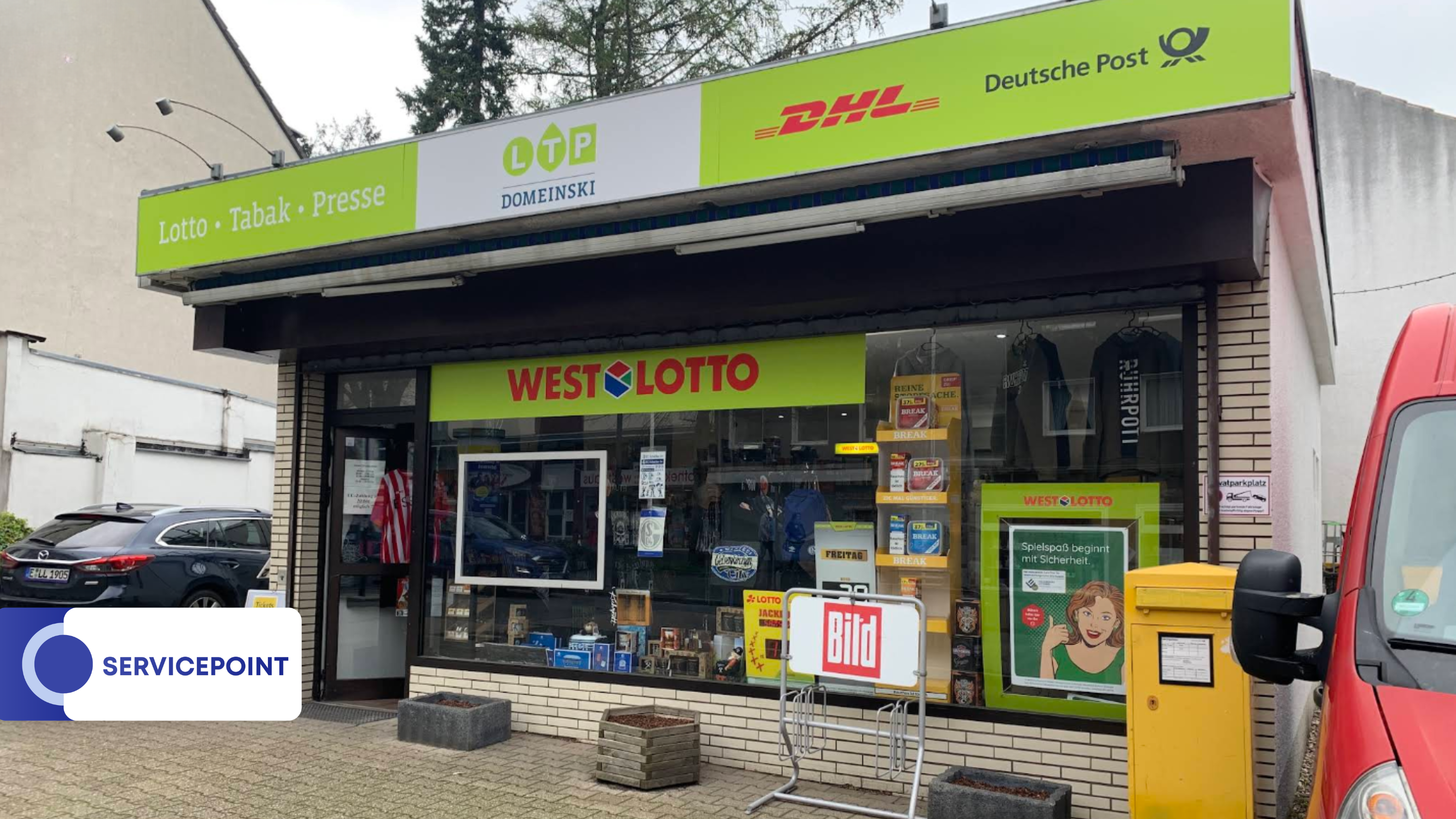 Mann mit neutralem Blick vor gruenem Kiosk mit DHL Schild und gelbem Briefkasten